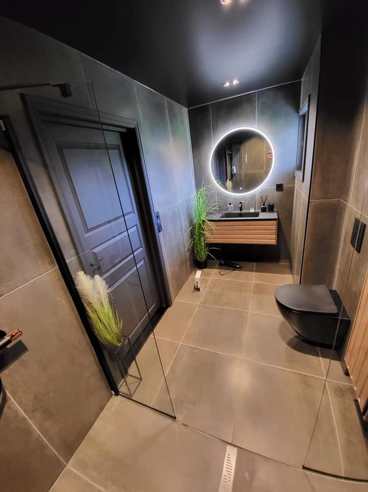 Modern dark bathroom